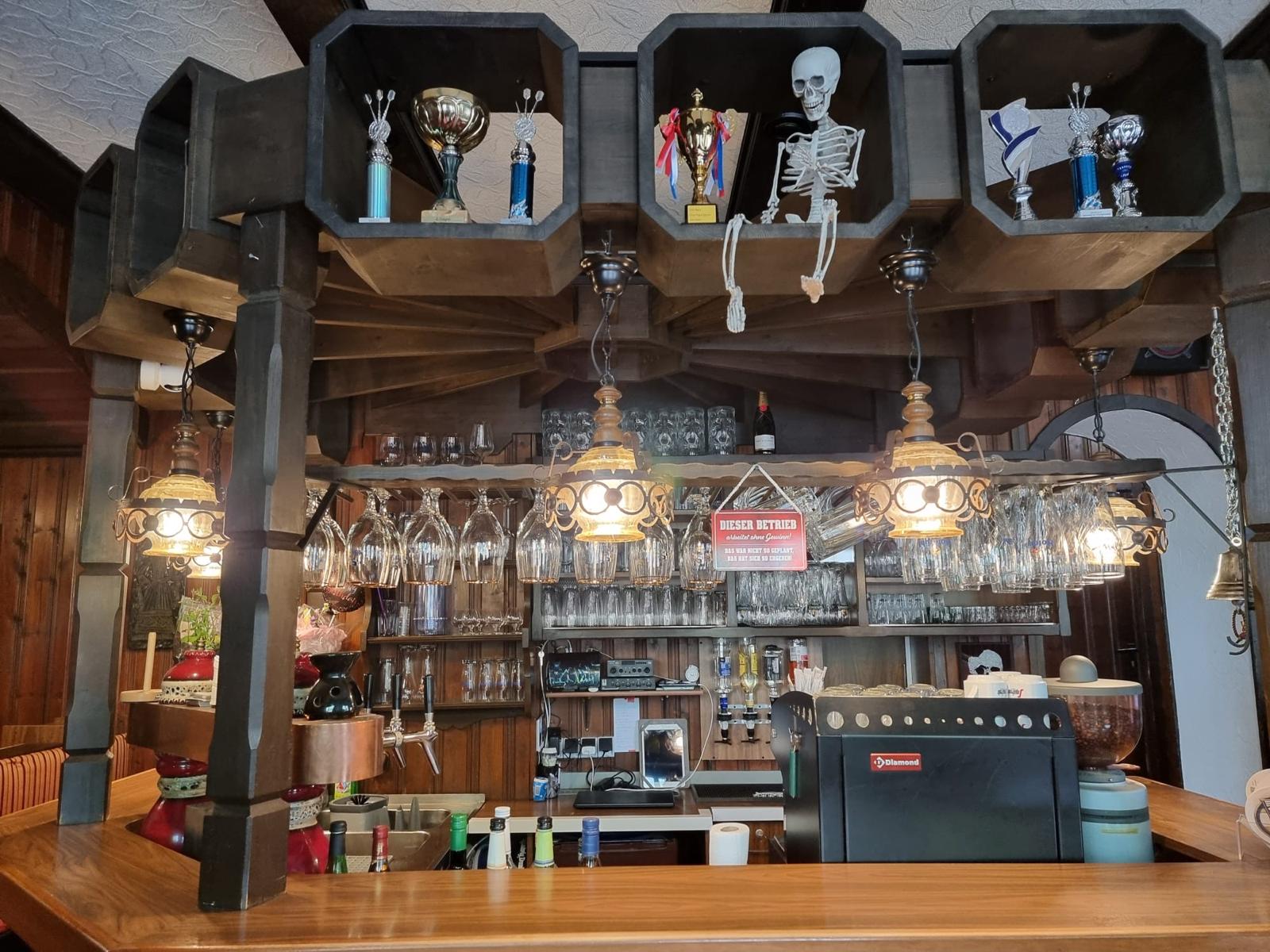 Bar mit Trophäen und Dekoration bei The Witches