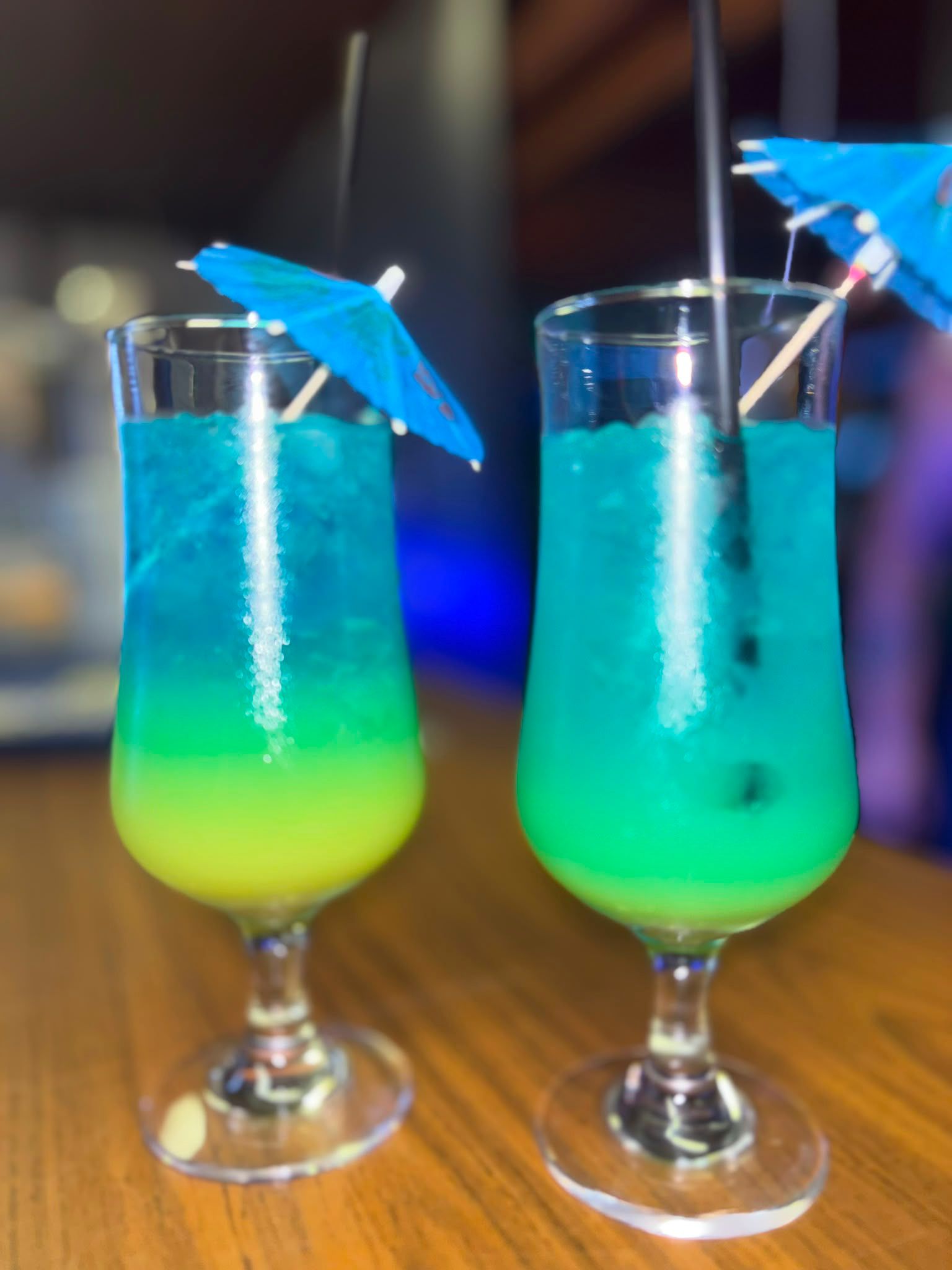 Leuchtende Cocktails bei The Witches