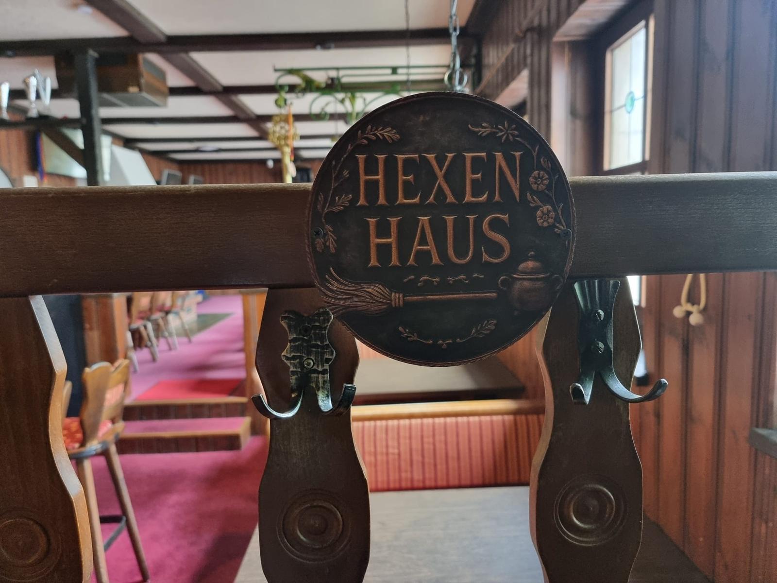 Hexen Haus Schild bei The Witches