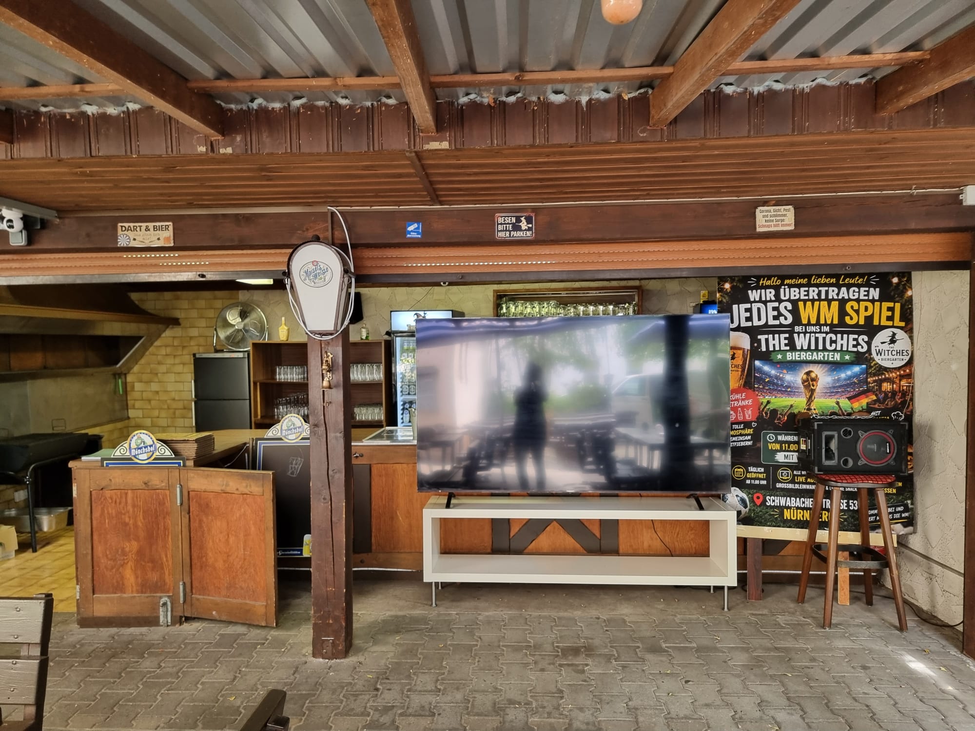 Terrasse mit Fernseher bei The Witches